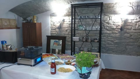 Coffee/tea facilities, Kitchen or kitchenette, Food and drinks, Dining area, Buffet breakfast