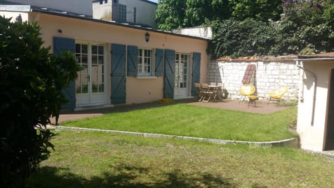 Facade/entrance, Garden, Balcony/Terrace