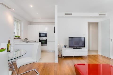 Communal lounge/ TV room, TV and multimedia, Living room, Seating area, Dining area