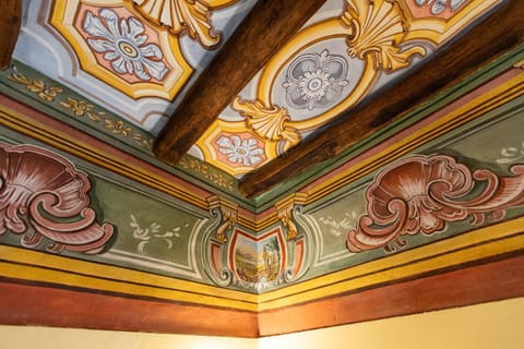 Photo of the whole room, Decorative detail