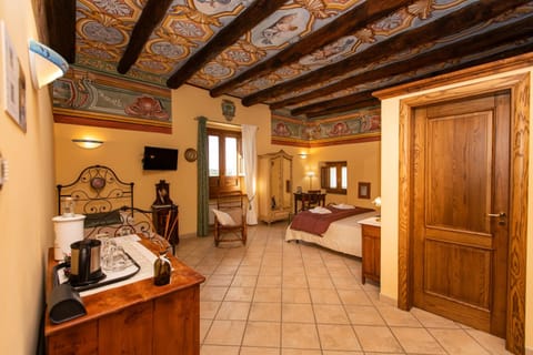 Bed, Coffee/tea facilities, Photo of the whole room, Decorative detail