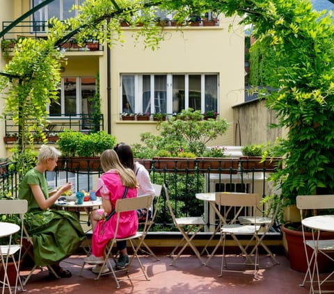 Spring, People, Garden, Balcony/Terrace, group of guests