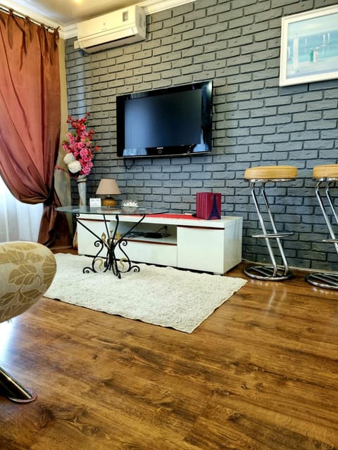 TV and multimedia, Living room, Seating area, air conditioner