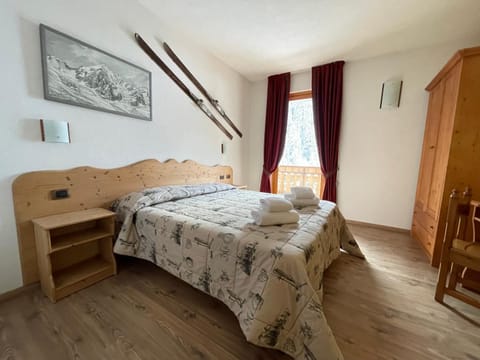 Bedroom, Mountain view, Facility for disabled guests