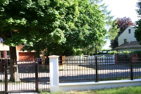 Neighbourhood, Garden view, Street view