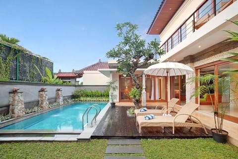 Villa Allamanda by Kubu GWK Villa in Kuta Selatan