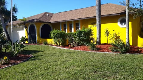 Facade/entrance, Garden, Street view