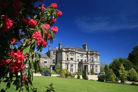 Property building, Facade/entrance, Day, Garden