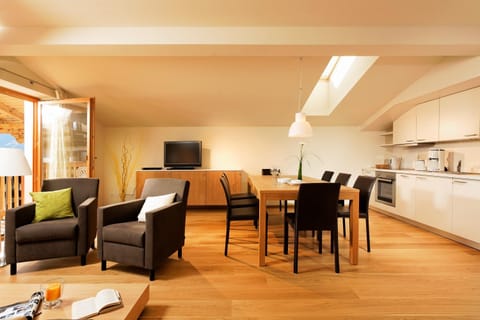 TV and multimedia, Kitchen or kitchenette, Living room, Seating area, Dining area