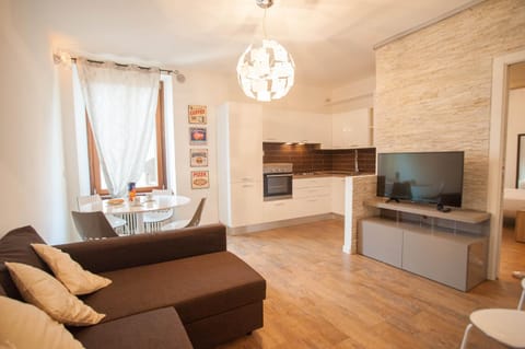 Day, TV and multimedia, Kitchen or kitchenette, Living room, Dining area