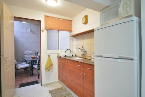 Kitchen or kitchenette, Dining area, minibar, stove, kitchen