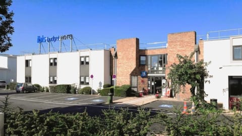 Property building, Facade/entrance, View (from property/room), Logo/Certificate/Sign, children, Parking, elevator