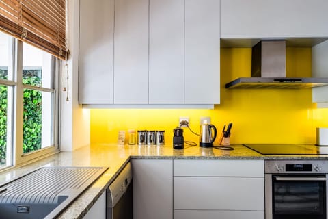 Coffee/tea facilities, Kitchen or kitchenette, dishwasher, oven, stove