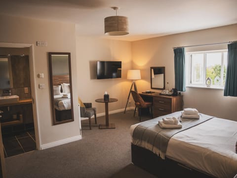 Bed, TV and multimedia, Photo of the whole room, Bedroom, Landmark view, hair dresser, towels