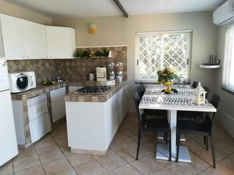 Kitchen or kitchenette, Communal kitchen