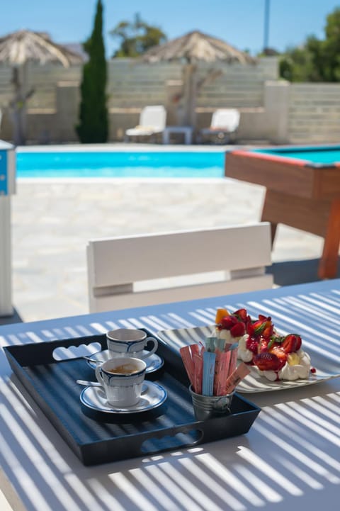 Swimming pool, Breakfast