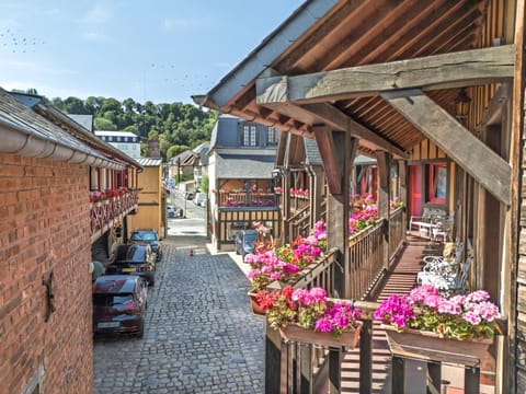 Property building, Natural landscape, Balcony/Terrace