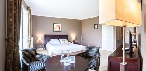 Photo of the whole room, Seating area