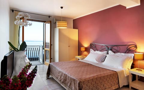 Bed, Balcony/Terrace, Photo of the whole room, Bedroom, Sea view