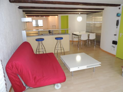 Photo of the whole room, Decorative detail