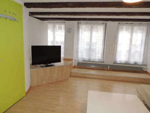 Photo of the whole room, Decorative detail