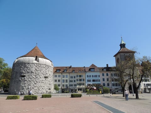 Nearby landmark, Restaurant/places to eat, Neighbourhood, Shopping Area