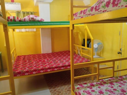 Yellow House Vacation Rental Urlaubsunterkunft in Olongapo