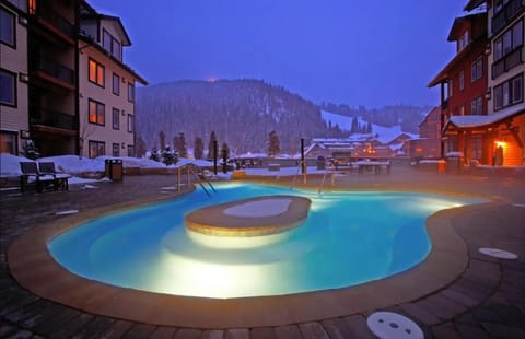 Ski In Ski Out Luxury Condo #4475 With Huge Hot Tub & Great Views - 500 Dollars Of FREE Activities & Equipment Rentals Daily House in Winter Park