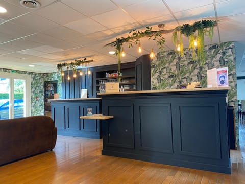 Lobby or reception, Lounge or bar, Seating area, Dining area, Drinks, Alcoholic drinks, Non alcoholic drinks