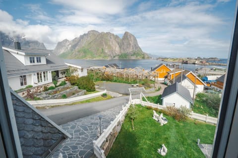 Sakrisøy Gjestegård - Manor House in Sakrisøy - Solbakken anno 1880 Bed and Breakfast in Lofoten