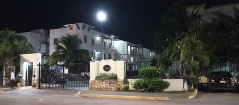 Apartamento En Fraccionamiento Privado 6 Personas, 5 Camas, Piscina cerca de la Playa Condo in Playa del Carmen