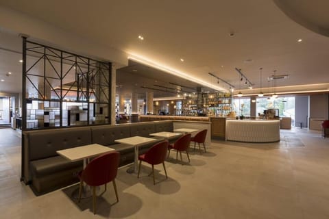 Restaurant/places to eat, Lounge or bar