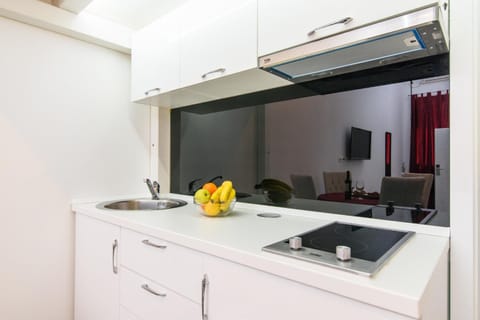 Kitchen or kitchenette, Food and drinks