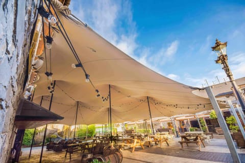 Property building, Restaurant/places to eat, Day, Balcony/Terrace, Lounge or bar