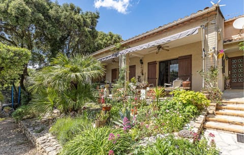 Cozy Home In Bdarrides With Wifi House in Sorgues