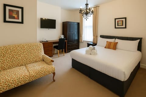 Bed, Photo of the whole room, Seating area, Bedroom