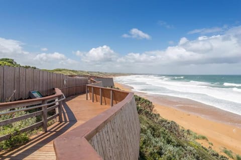 Logans Beach Whale Nursery Apartments - The Loft Aparthotel in Warrnambool