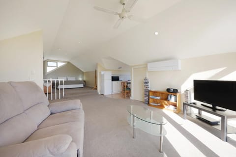 Logans Beach Whale Nursery Apartments - The Loft Apartahotel in Warrnambool