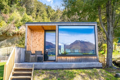 Facade/entrance, Bed, On site, Mountain view