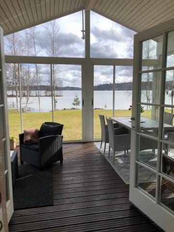 Wonderful cottage by the lake Haus in Uusimaa