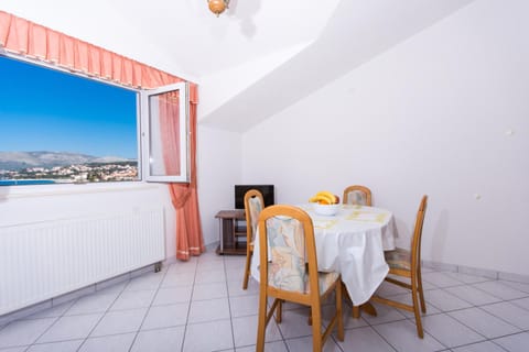 Villa Snježana Apartamento in Okrug Gornji