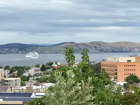 Omaroo House - panoramic water views House in Hobart