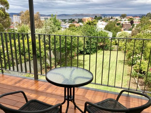 Omaroo House - panoramic water views House in Hobart