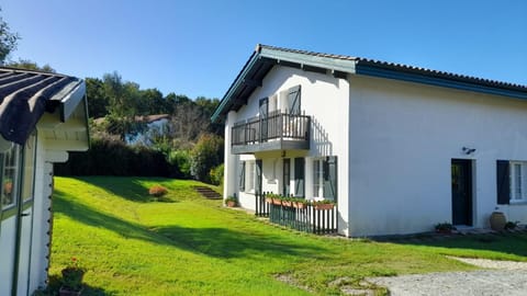 Property building, Facade/entrance, Garden, Parking