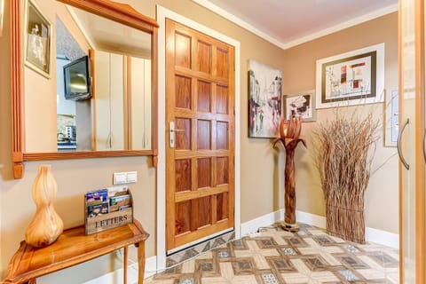 Photo of the whole room, Decorative detail, wardrobe