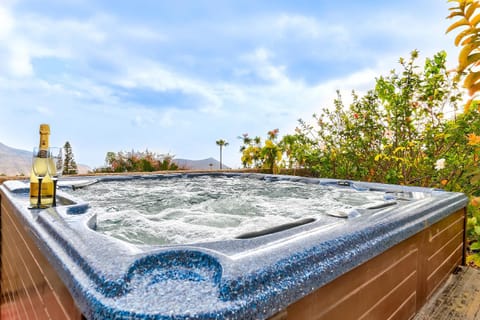 Patio, Day, Natural landscape, Garden, Hot Tub, Balcony/Terrace