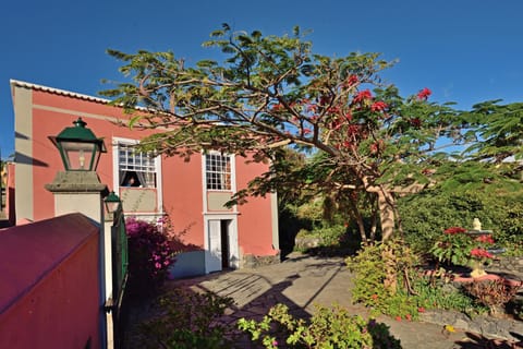 Facade/entrance, Garden, Balcony/Terrace