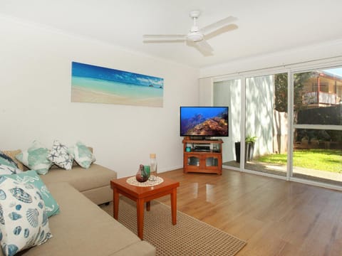 Garden, TV and multimedia, Living room, Seating area