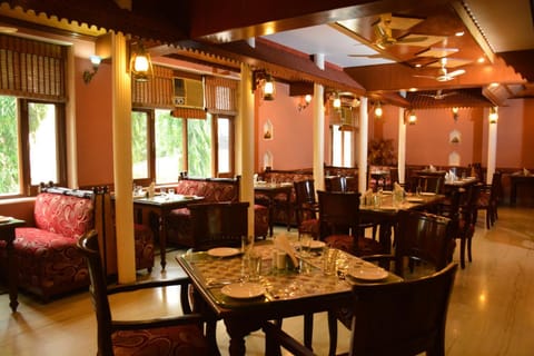 Restaurant/places to eat, Banquet/Function facilities, Seating area