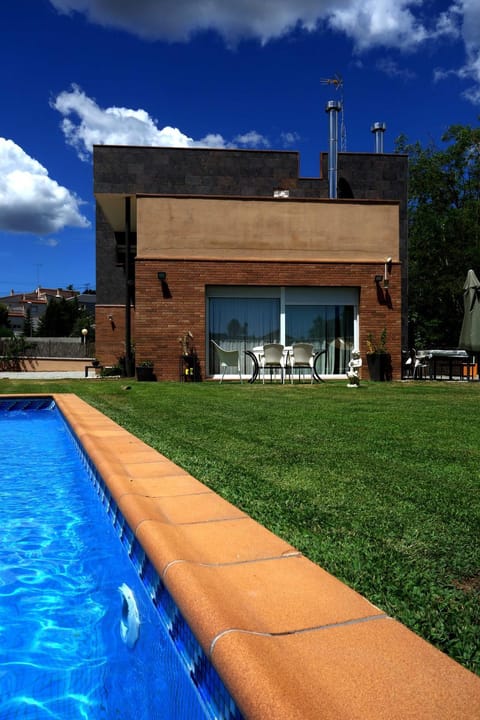 Property building, Garden, Swimming pool, Swimming pool